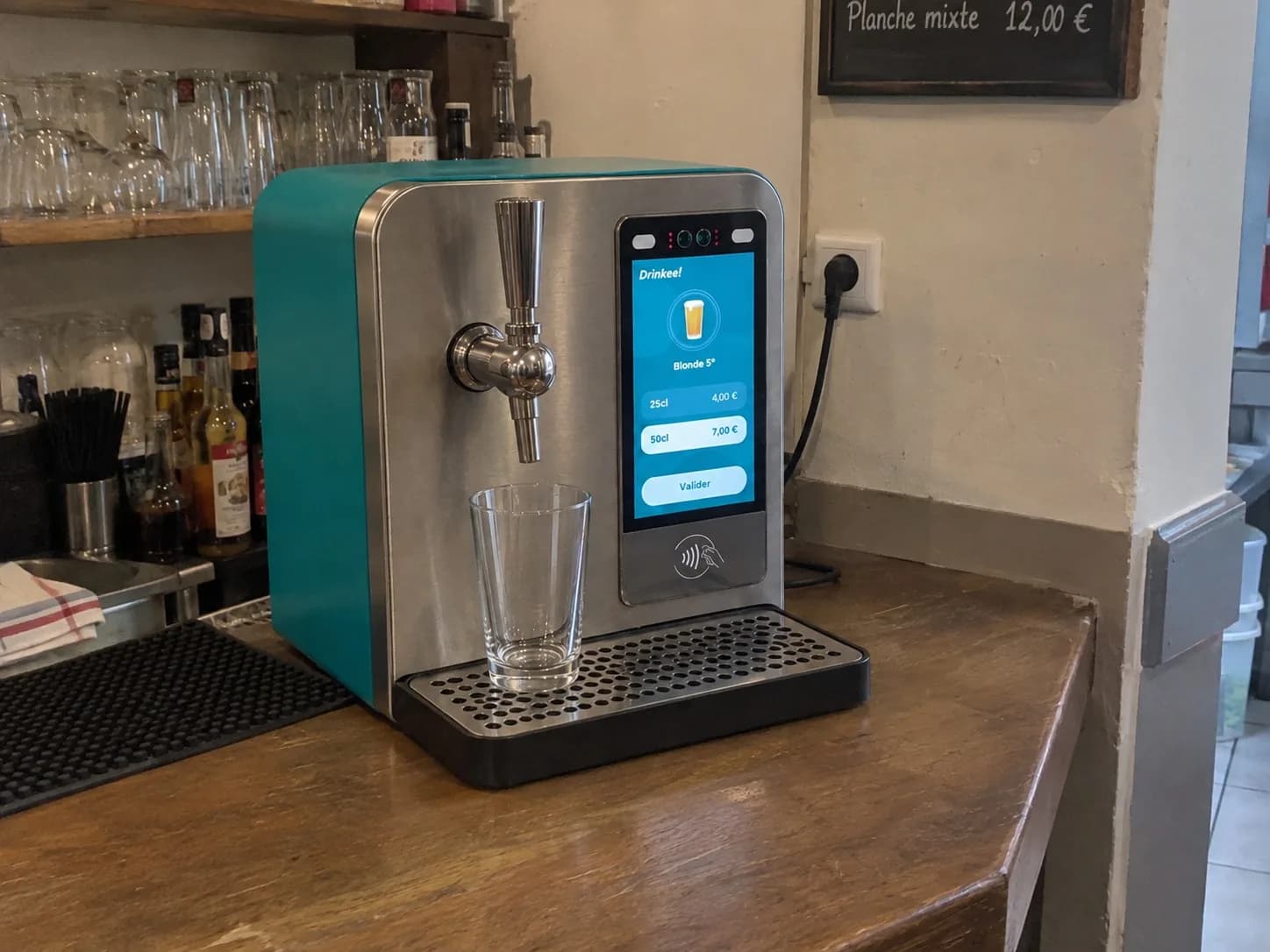 Module Drinkee compact posé sur un comptoir.