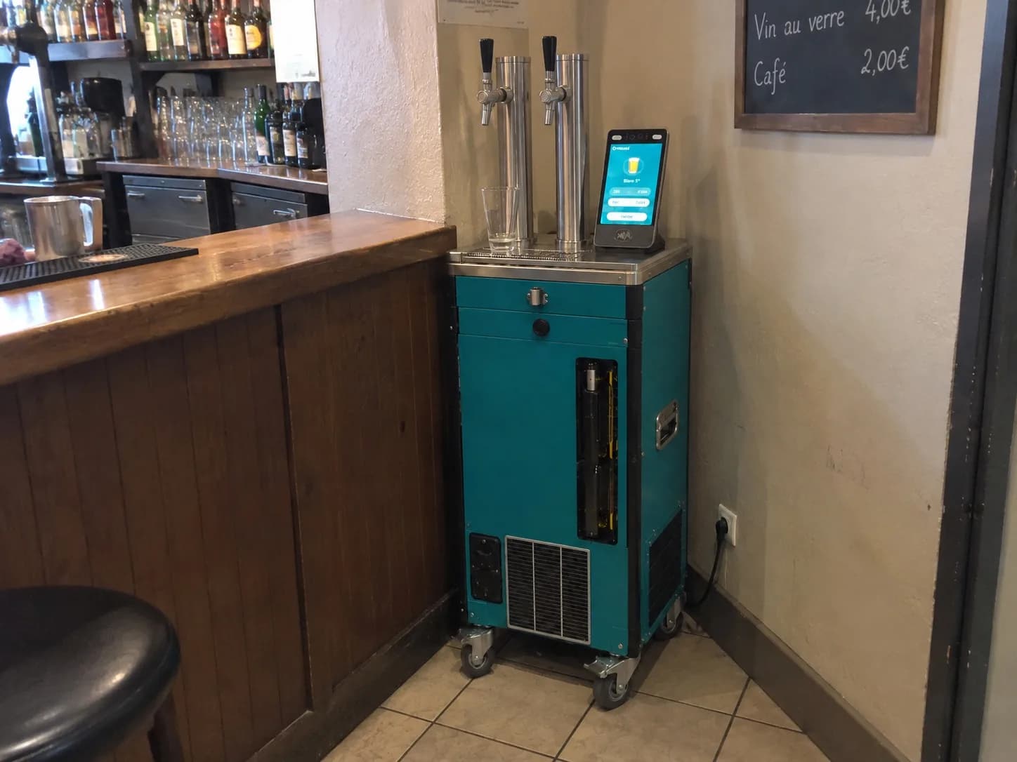 Module Drinkee sur roulettes, posé au sol dans un coin de bar.