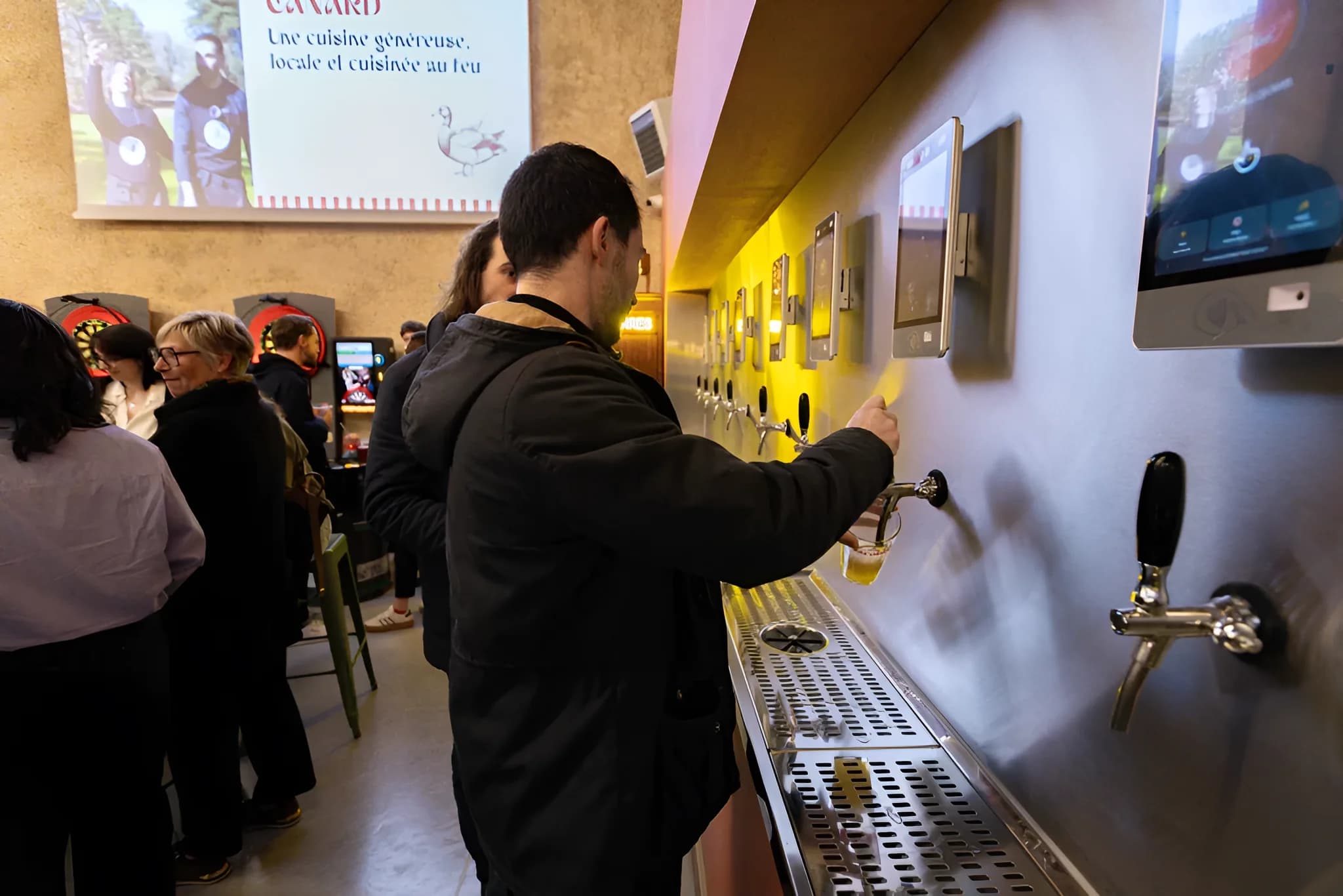 Un client se sert au mur à bière Drinkee du Marché des Jacobins, à Limoges.