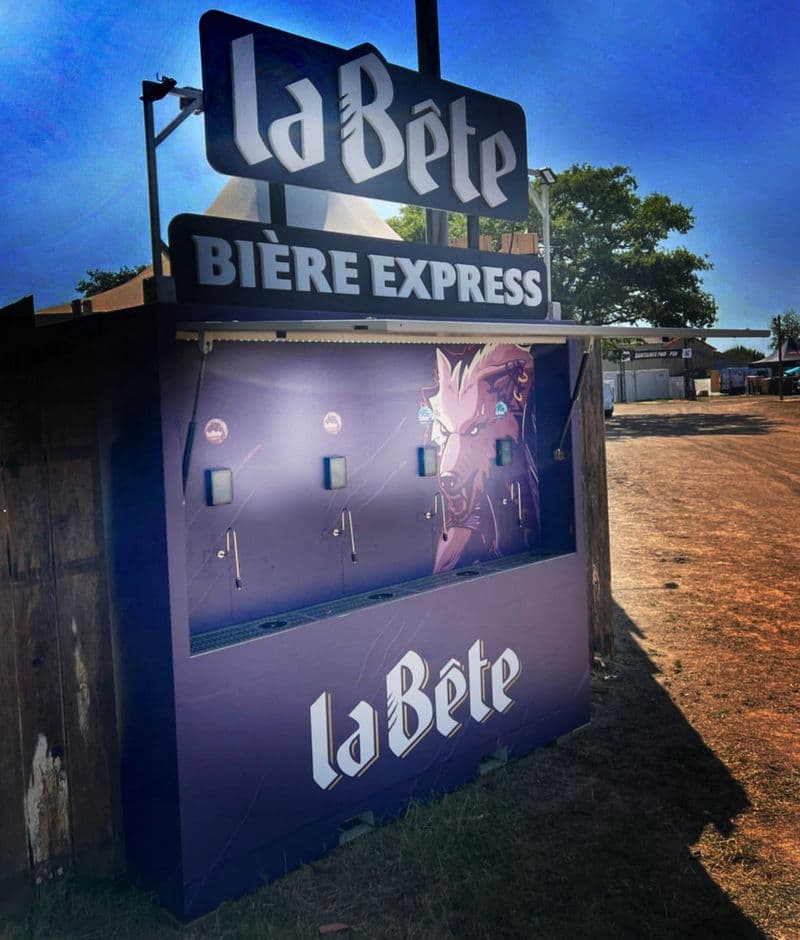 Au Motocultor festival 2024, le Bar express débite des pintes à la pelle